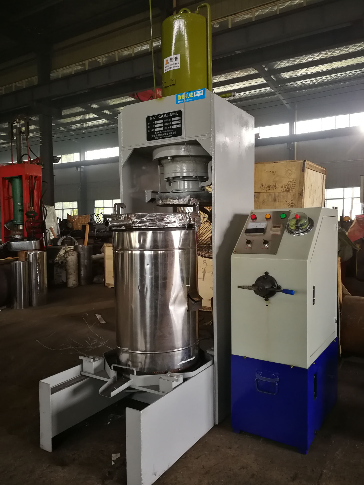 不銹鋼超高壓立式液壓壓榨機(jī)，果汁壓榨機(jī)，果渣壓榨機(jī)，藥材壓榨，油渣處理，白土壓榨
