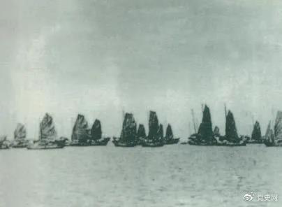 1950年4月16日，人民解放軍發(fā)起大規(guī)模渡海戰(zhàn)役，強渡瓊州海峽。5月1日，海南全島解放。