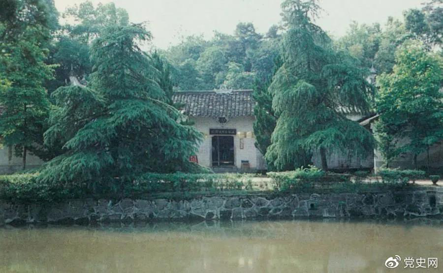 圖為任弼時故居。1904年4月30日，任弼時出生在湖南省湘陰縣熟塘鄉(xiāng)唐家橋（今屬汨羅市）。