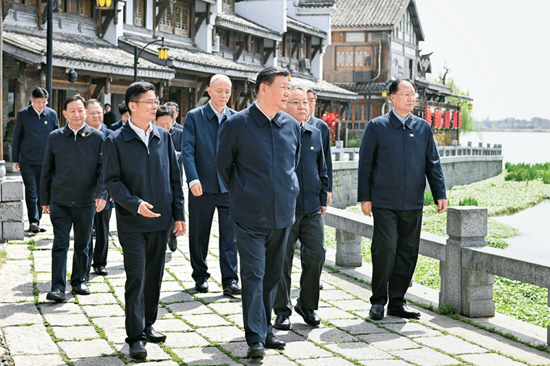 2024年3月18日至21日，中共中央總書記、國(guó)家主席、中央軍委主席習(xí)近平在湖南考察。這是19日上午，習(xí)近平在常德河街考察。 新華社記者 謝環(huán)馳/攝