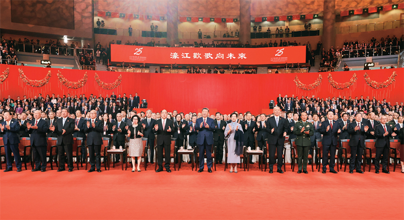 2024年12月19日晚，慶祝澳門回歸祖國(guó)25周年文藝晚會(huì)在澳門東亞運(yùn)動(dòng)會(huì)體育館舉行。中共中央總書記、國(guó)家主席、中央軍委主席習(xí)近平觀看演出。晚會(huì)最后，習(xí)近平同全場(chǎng)觀眾一起高唱《歌唱祖國(guó)》。 新華社記者 丁林/攝