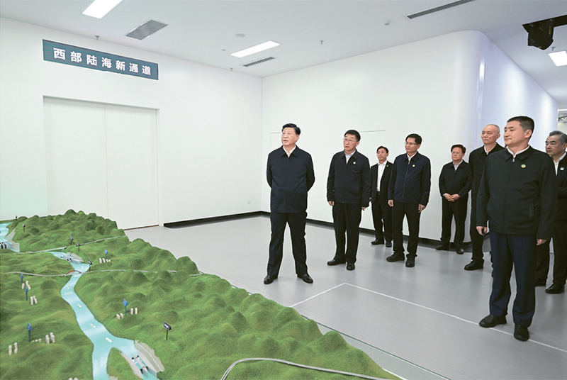 2023年12月14日至15日，中共中央總書(shū)記、國(guó)家主席、中央軍委主席習(xí)近平在廣西考察。這是14日上午，習(xí)近平在南寧市考察中國(guó)—東盟信息港股份有限公司，結(jié)合平陸運(yùn)河沙盤(pán)聽(tīng)取西部陸海新通道骨干工程建設(shè)匯報(bào)。 新華社記者 謝環(huán)馳/攝