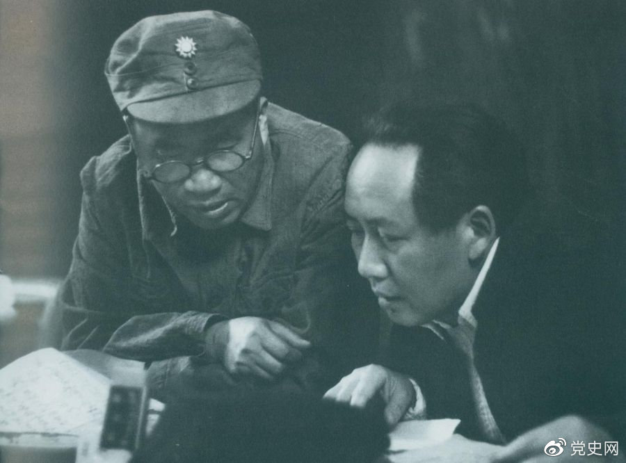 1945年4月，毛澤東和朱德在中國共產(chǎn)黨第七次全國代表大會上。