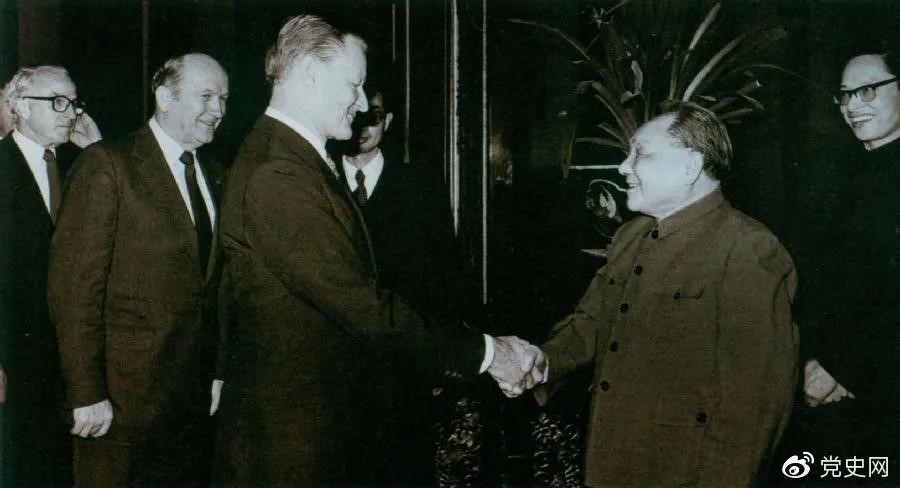 1984年2月22日，鄧小平會見美國喬治城大學戰(zhàn)略與國際問題研究中心代表團。