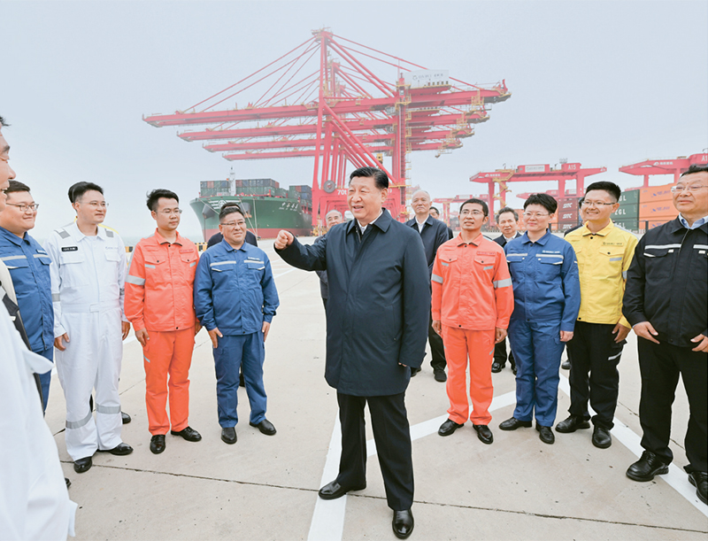 2024年5月22日至24日，中共中央總書(shū)記、國(guó)家主席、中央軍委主席習(xí)近平在山東考察。這是22日下午，習(xí)近平在日照港親切慰問(wèn)港口科技工作者、運(yùn)營(yíng)人員、航運(yùn)人員。 新華社記者 謝環(huán)馳/攝