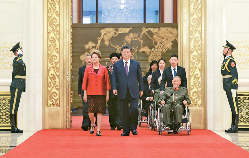 2024年9月29日，中華人民共和國國家勛章和國家榮譽稱號頒授儀式在北京人民大會堂金色大廳隆重舉行。中共中央總書記、國家主席、中央軍委主席習(xí)近平同國家勛章和國家榮譽稱號獲得者一同步入會場。 新華社記者 王曄/攝　　