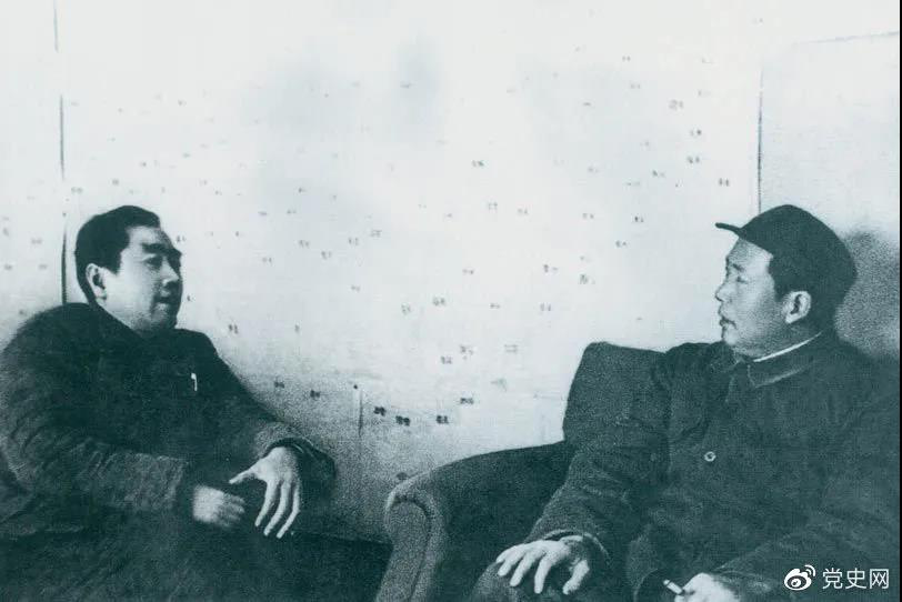 圖為毛澤東和周恩來(lái)在河北西柏坡。