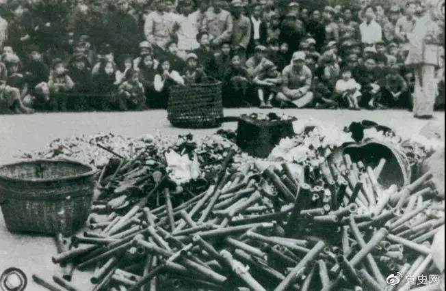 1950年2月24日，政務(wù)院發(fā)出《關(guān)于嚴(yán)禁鴉片煙毒的通令》。圖為政府收繳的煙具和賭具。