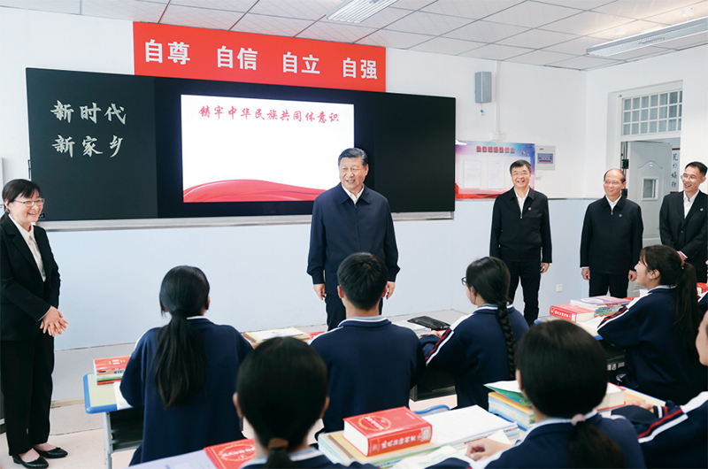 2024年6月18日至19日，中共中央總書記、國(guó)家主席、中央軍委主席習(xí)近平在青海考察。這是18日下午，習(xí)近平在果洛西寧民族中學(xué)高一（1）班觀摩“新時(shí)代、新家鄉(xiāng)”主題思政課。 新華社記者 鞠鵬/攝