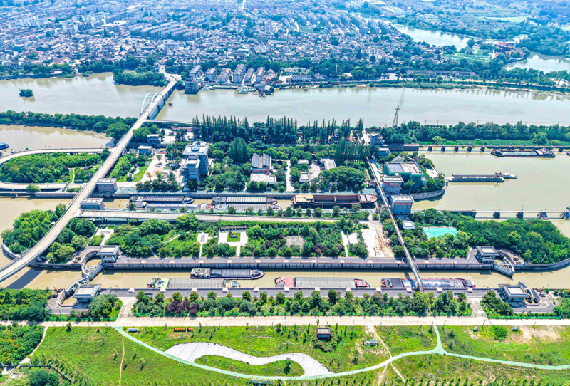 新的偉大奮斗創(chuàng)造新的歷史偉業(yè)——以習(xí)近平同志為核心的黨中央引領(lǐng)“十四五”經(jīng)濟(jì)社會(huì)發(fā)展紀(jì)實(shí)