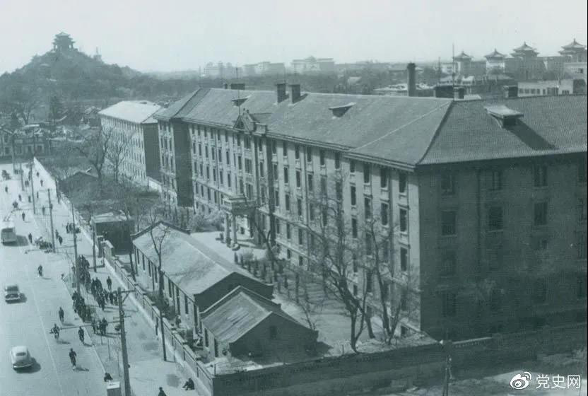 北京大學(xué)紅樓。1918年8月至1919年3月毛澤東在北京期間，曾在這里擔(dān)任圖書館助理員。