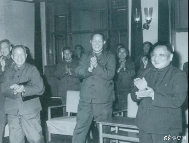1978年3月，鄧小平和參加五屆人大一次會議的解放軍代表在一起。
