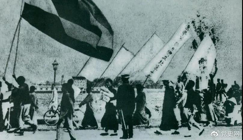 1919年5月4日，北京爆發(fā)學(xué)生反帝愛國運(yùn)動(dòng)。這是北京大學(xué)學(xué)生的示威游行隊(duì)伍。